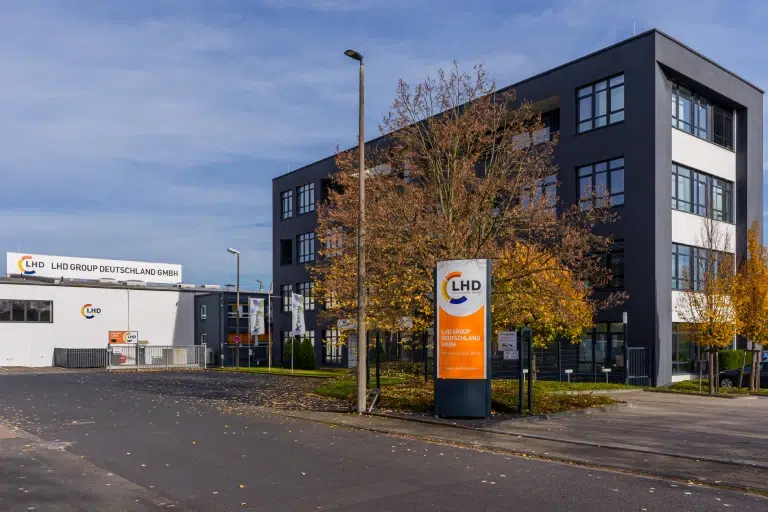 Außenansicht eines beleuchteten Werbepylons im öffentlichen Raum, gefertigt und montiert von Werbetechnik Kleiner GmbH.