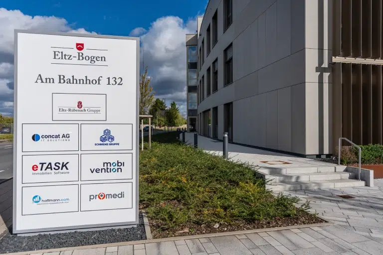 Großformatiger Werbepylon mit Standort- und Firmenübersicht im Außenbereich, montiert von Werbetechnik Kleiner GmbH.