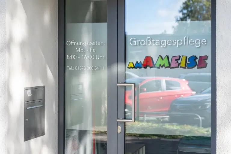 Glasbeschriftung mit Schriftzug und Logo an einer Eingangstür, umgesetzt von Werbetechnik Kleiner GmbH.