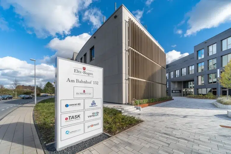 Wegweisende Außenbeschilderung an einem modernen Bürogebäude, gefertigt von Werbetechnik Kleiner GmbH.