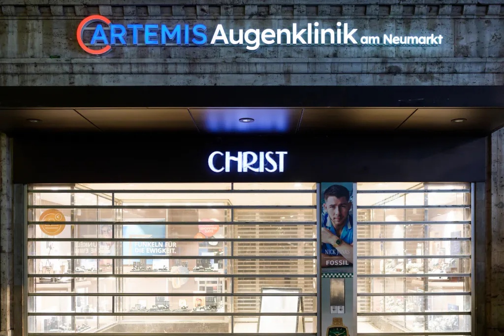 Eingangsbereich der Artemis Augenklinik mit LED-Leuchtbuchstaben, gestaltet und montiert von Werbetechnik Kleiner GmbH