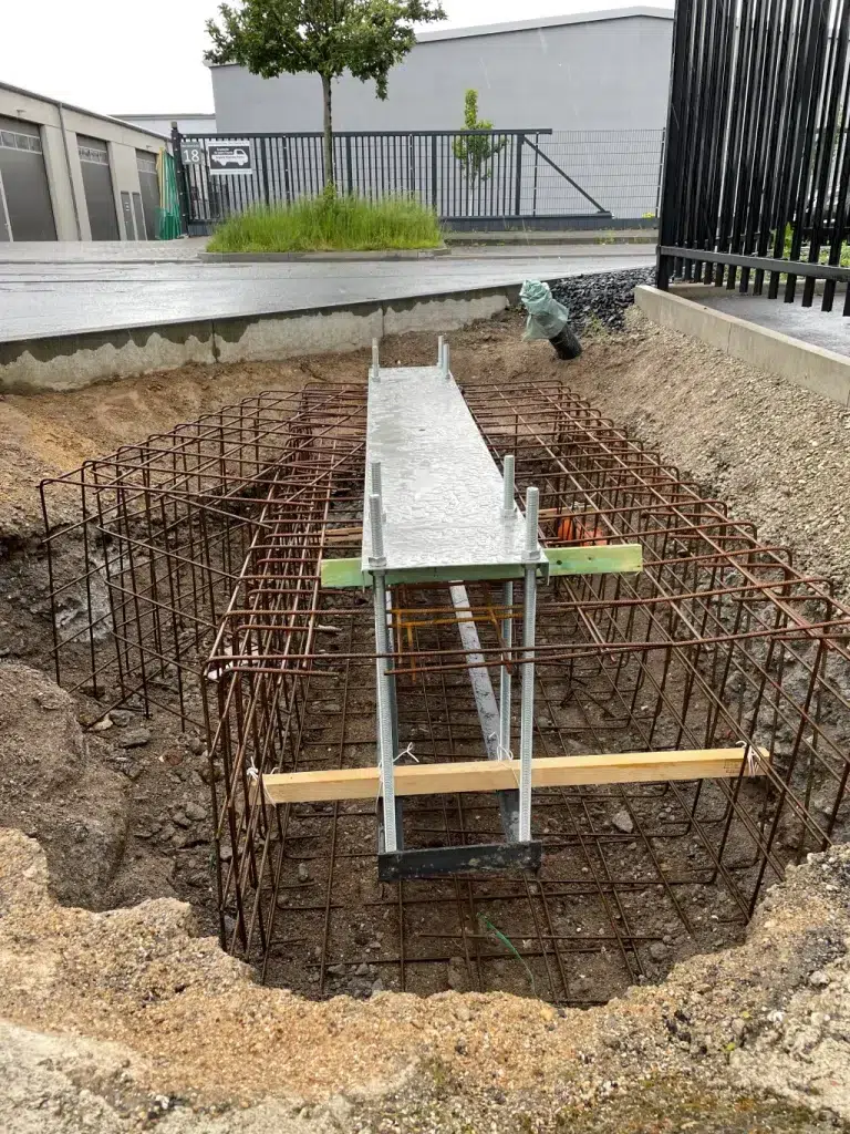 Fundament mit Bewehrung für einen freistehenden Werbepylon, vorbereitet von Werbetechnik Kleiner GmbH