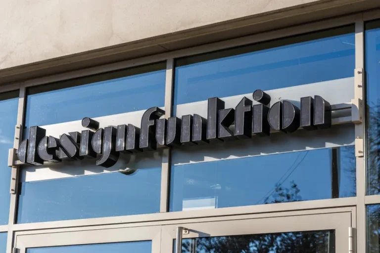 Detailaufnahme der Designfunktion Fassadenbeschriftung mit klarer Typografie, gefertigt von Werbetechnik Kleiner GmbH