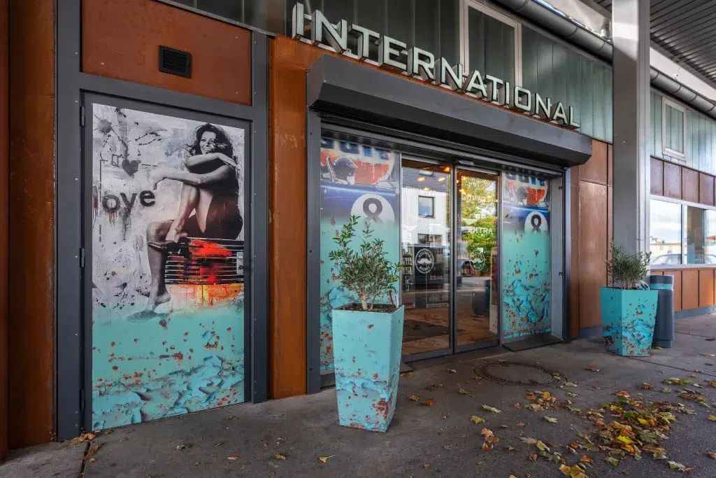 Kreative Fassadengestaltung mit großflächigem Digitaldruck und Folierung, umgesetzt von Werbetechnik Kleiner GmbH.