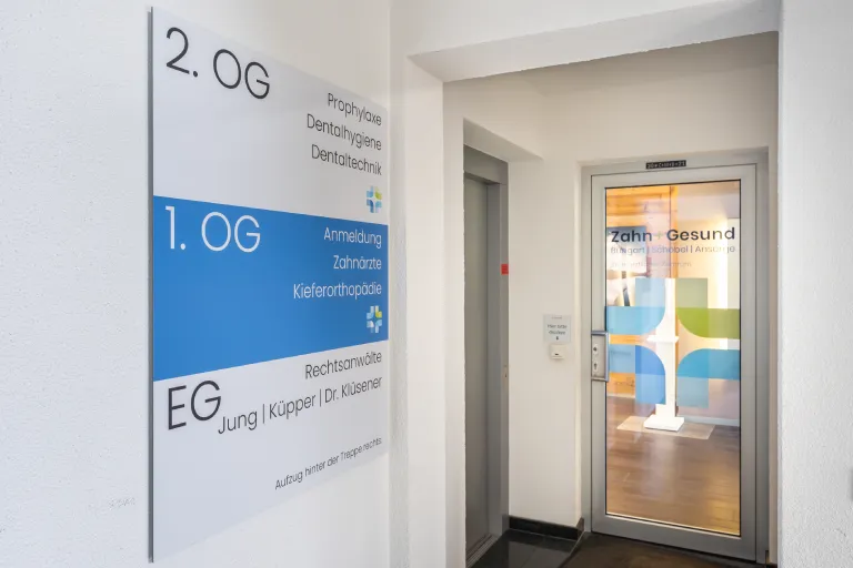 Tür- und Wegleitsystem mit Etagenbeschriftung im Innenraum, gestaltet von Werbetechnik Kleiner GmbH.