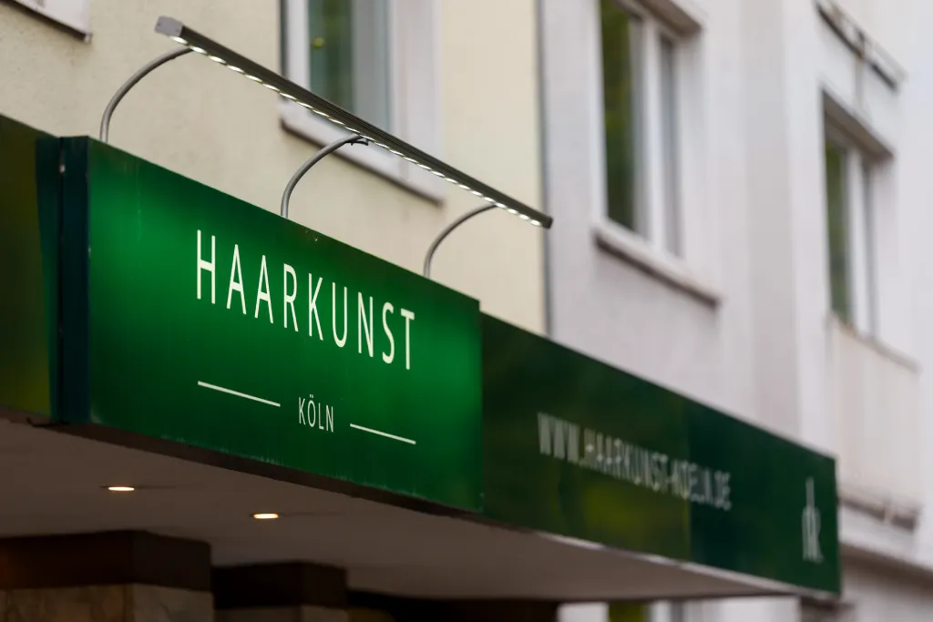 Außenbeschilderung Haarkunst mit beleuchteter Markise und klarer Typografie, realisiert durch Werbetechnik Kleiner GmbH