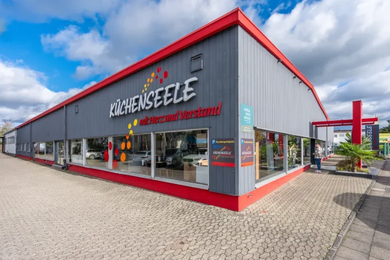 Komplett gestaltete Ladenfassade mit Leuchtwerbung und Schildern, umgesetzt von Werbetechnik Kleiner GmbH.