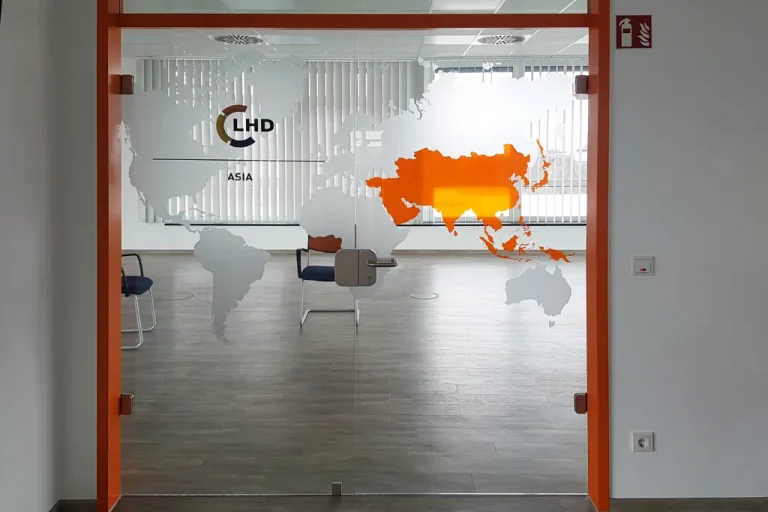 Glastür mit Milchglasfolie und Länder-Grafik im Innenbereich der LHD Group, umgesetzt von Werbetechnik Kleiner GmbH