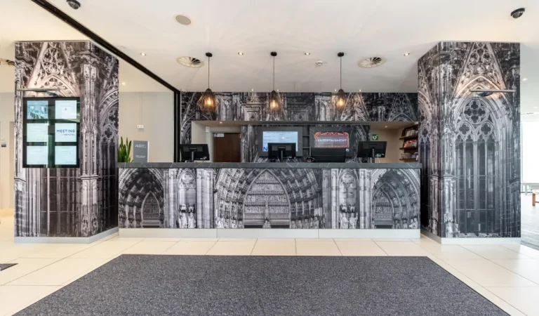 Individuelle Innenraumgestaltung mit bedruckten Möbeloberflächen, umgesetzt von Werbetechnik Kleiner GmbH.