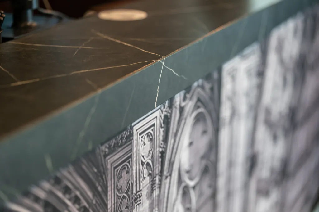 Detail einer dekorativen Innenraumfolierung mit architektonischem Motivdruck, Werbetechnik Kleiner GmbH