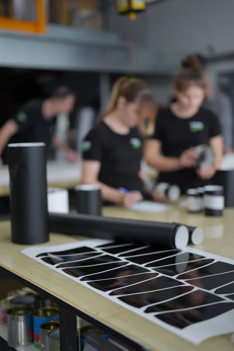 Vorbereitung und Sortierung von Materialien für Folierung und Spezialanwendungen bei Werbetechnik Kleiner GmbH.